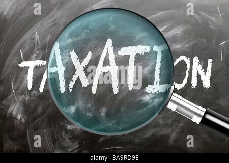 Besteuerung - Lernen, studieren und kontrollieren. Ein genauerer Blick auf die Besteuerung. Eine Lupe, die das Wort "Besteuerung" auf einer Tafel vergrößert Stockfoto