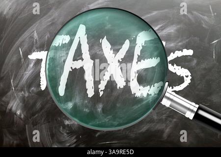 Steuern - Lernen, studieren und kontrollieren. Ein genauerer Blick auf die Steuern. Eine Lupe, die das Wort "Steuern" auf einer Tafel vergrößert Stockfoto