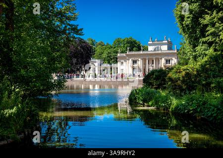 See der Lazienki-Park mit Palast auf dem Wasser, Warschau, Polen Stockfoto