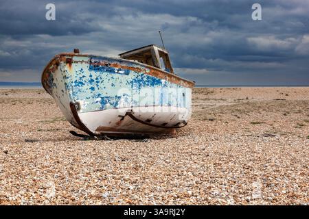 Verlassenes Fischerboot an einem Kiesstrand, Dungeness, Kent, England Stockfoto