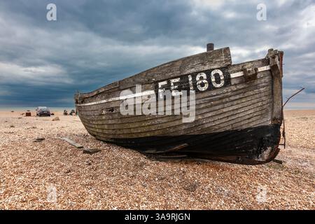 Verlassenes Fischerboot an einem Kiesstrand, Dungeness, Kent, England Stockfoto