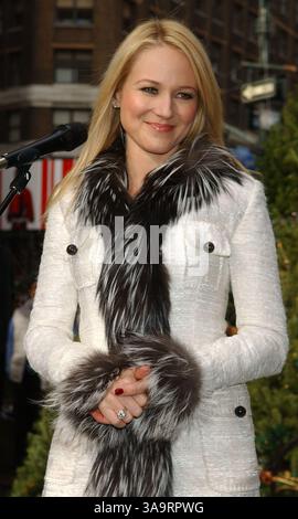 30. November 2006, New York City. Jewel spielt live vom Herald Square im zweitägigen Winterwunderland-Gewinnspiel „Home from Holidays“. (Kreditbild: © Sharkpixs/ZUMA Press) Stockfoto