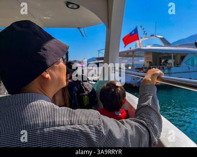 Yuchi, Taiwan, Sun Moon Lake, Gruppenmenschen, asiatische Touristen, Zusammen Reisen, Boot Suchen, Taiwanesische Flagge Stockfoto