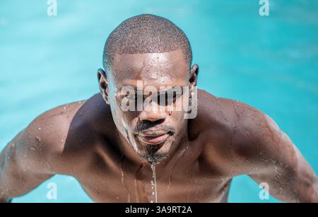 Intensiver Blick auf den afro-Nachkommen im Wasser Stockfoto