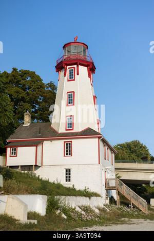 Blick auf den rot-weißen Leuchtturm entlang der Uferpromenade in Kincardine Stockfoto