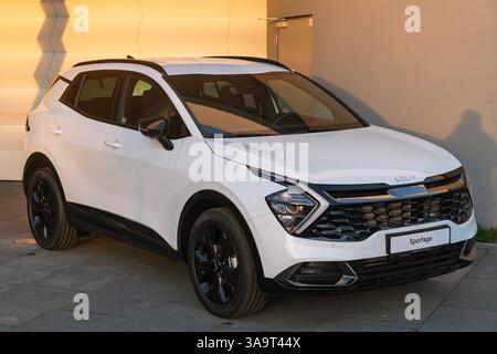 Der KIA Sportage Hybrid zeichnet sich durch niedrige Emissionen und eine Vielzahl von Varianten aus. Stockfoto