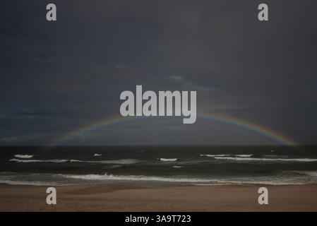 Pulsierender Regenbogen über dem Ozean Cape Hatteras National Seashore Stockfoto