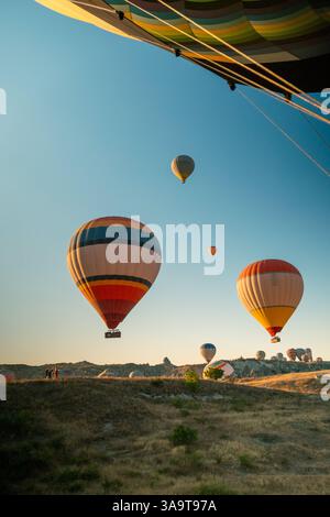 Blick von Heißluftballons über die Berge in Kappadokien Stockfoto