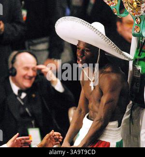 Mai 2007: Las Vegas, NV, USA - FLOYD MAYWEATHER feiert seinen Sieg über Oscar de La Hoya bei der WBC Super Welterwight Championship in Las Vegas. (Kreditbild: © Barry Sweet/ZUMA Press) Stockfoto