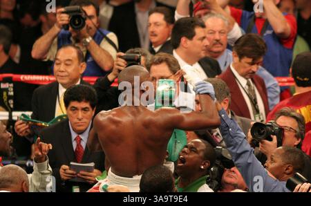 5. Mai 2007: Las Vegas, NV, USA - FLOYD MAYWEATHER feiert seinen Sieg über Oscar de La Hoya in der WBC Super Welterwight Championship in Las Vegas. (Kreditbild: © Barry Sweet/ZUMA Press) Stockfoto