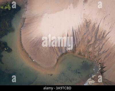 Erosionslinien am Strand von oben Stockfoto