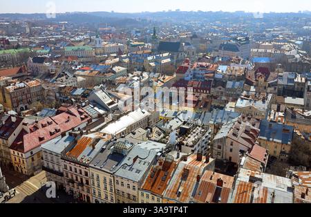 Dächer der Altstadt in Lemberg in der Ukraine während des Tages. Die magische Atmosphäre der europäischen Stadt. Wahrzeichen, Rathaus und Hauptplatz. Stockfoto