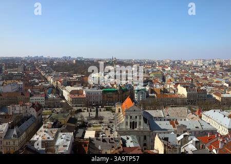 Dächer der Altstadt in Lemberg in der Ukraine während des Tages. Die magische Atmosphäre der europäischen Stadt. Wahrzeichen, Rathaus und Hauptplatz. Stockfoto