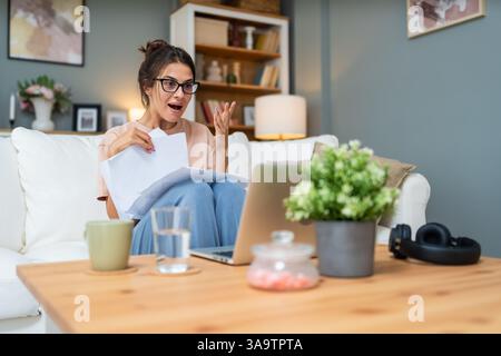 Junge gebildete Lehrerin, die Schulkinder online auf Laptop-Computer und Videoanruf unterrichtet. E-Learning, Fernlehrerin, die jungen Schülern hilft Stockfoto