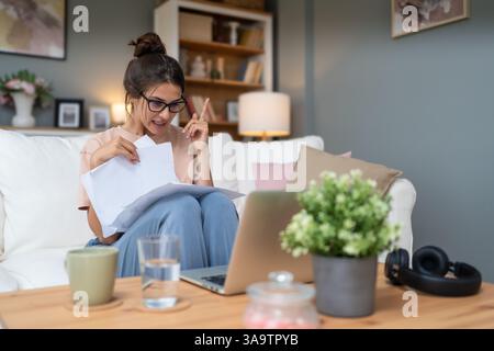 Junge gebildete Lehrerin, die Schulkinder online auf Laptop-Computer und Videoanruf unterrichtet. E-Learning, Fernlehrerin, die jungen Schülern hilft Stockfoto