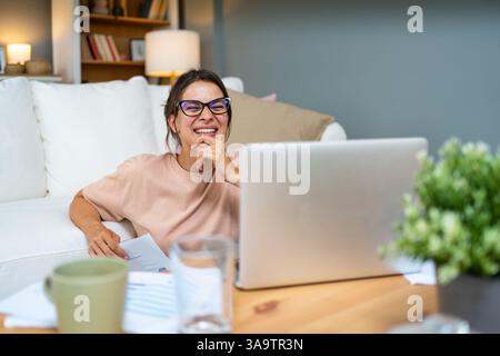 Junge gebildete Lehrerin, die Schulkinder online auf Laptop-Computer und Videoanruf unterrichtet. E-Learning, Fernlehrerin, die jungen Schülern hilft Stockfoto