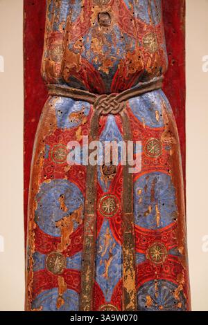 Rock eines Kleides Jesu Christi, Majestät von Batlló, (Cruz de Batlló), 12. Jahrhundert, polychrome Tempera Holzschnitzerei, garrotxa, MNAC, Barcelona, Katalonien, Spanien. Stockfoto
