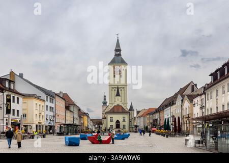 Deggendorfer Rathaus und Touristen an einem bewölkten frühlingssonntag Stockfoto