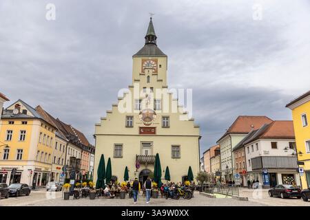 Deggendorfer Rathaus und Touristen an einem bewölkten frühlingssonntag Stockfoto