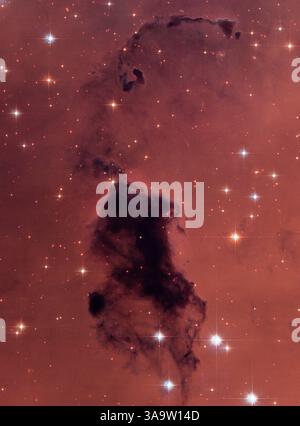 April 2006 - Dust Clouds, Outer Space - das Hubble Space Telescope der NASA hat dichte Staub- und Gasknoten in unserer Milchstraße fotografiert. Dieser kosmische Staub ist eine Konzentration von Elementen, die für die Bildung von Sternen in unserer Galaxie und im ganzen Universum verantwortlich sind. Diese undurchsichtigen, dunklen Knoten aus Gas und Staub werden als „Bok Globules“ bezeichnet und absorbieren Licht im Zentrum des nahegelegenen Emissionsnebels und der Sternentstehungsregion NGC 281. Die Kugeln sind nach dem Astronomen Bart Bok benannt, der ihre Existenz in den 1940er Jahren vorschlug Bok stellte die Hypothese auf, dass riesige molekulare Wolken auf T Stockfoto