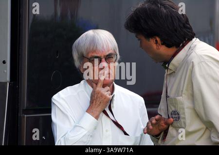 L bis R): Bernie Ecclestone (GBR) F1 Supremo mit Pasquale Lattuneddu (FRA) von der FOM...Formel-1-Weltmeisterschaft, Rd 4, großer Preis von Spanien, Qualifikationstag, Barcelona, Spanien, Samstag, 12. Mai 2007...DIGITALES BILD. (Kreditbild: ©Sutton Motorsports/ZUMA Press) EINSCHRÄNKUNGEN: NUR Nord- und Südamerika RECHTE! Stockfoto