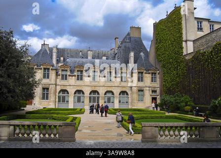 Paris, Frankreich – 21. April 2012. Der Innenhof im Renaissance-Stil des Hotel de Sully in Paris. Das Hotel de Sully ist ein Hotel im Stil Louis XIII Stockfoto