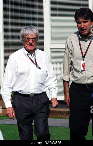 L bis R): Bernie Ecclestone (GBR) F1 Supremo mit Pasquale Lattuneddu (FRA) von der FOM...Formel-1-Weltmeisterschaft, Rd 4, Grand Prix von Spanien, Übungstag, Barcelona, Spanien, Freitag, 11. Mai 2007...DIGITALES BILD. (Kreditbild: ©Sutton Motorsports/ZUMA Press) EINSCHRÄNKUNGEN: NUR Nord- und Südamerika RECHTE! Stockfoto