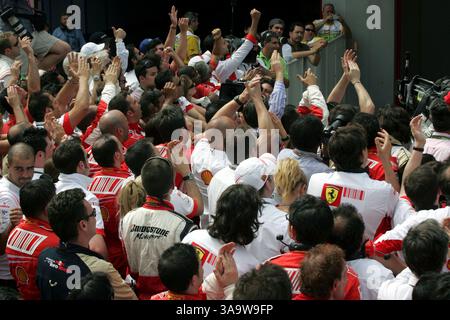 Ferrari feiert im Parc Ferme. Formel-1-Weltmeisterschaft, Rd 4, Großer Preis Von Spanien, Rennen, Barcelona, Spanien, Sonntag, 13. Mai 2007...DIGITALES BILD. (Kreditbild: ©Sutton Motorsports/ZUMA Press) EINSCHRÄNKUNGEN: NUR Nord- und Südamerika RECHTE! Stockfoto
