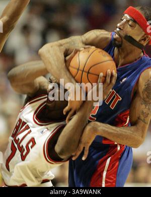 13. Mai 2007 – Chicago, IL, USA – BEN GORDON der Chicago Bulls und RICHARD HAMILTON von Detroit Pistons, rechts, kämpfen im vierten Quartal der NBA Eastern Conference Halbfinale im United Center in Chicago, Sonntag, 13. Mai 2007. Die Pistons verloren das Spiel 102-87 und kehren am Dienstag zum 5. Spiel im Palace of Auburn Hills zurück. (Kreditbild: © Eric Seals/Detroit Free Press/ZUMA Press) EINSCHRÄNKUNGEN: Boulevardzeitungen Stockfoto