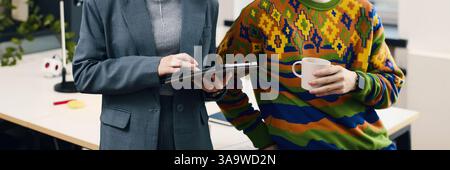 Kollegen, die im Büro einen Tablet-PC verwenden Stockfoto