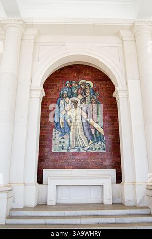 Fatima, Portugal - 26. März 2025: Religiöse Mosaikkunstwerke an einer historischen Stätte in Fatima, Portugal, zur Hingabe. Stockfoto