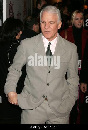 6. Februar 2006; New York, NY, USA; Schauspieler STEVE MARTIN bei der Weltpremiere von "The Pink Panther" im Ziegfeld Theater statt. Obligatorische Credit: Foto von Nancy Kaszerman/ZUMA Press. (©) Copyright 2006 von Nancy Kaszerman Stockfoto