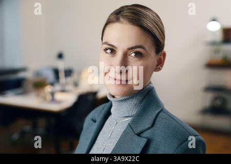 Junge Geschäftsfrau Im Anzug, Die Im Büro Arbeitet Stockfoto