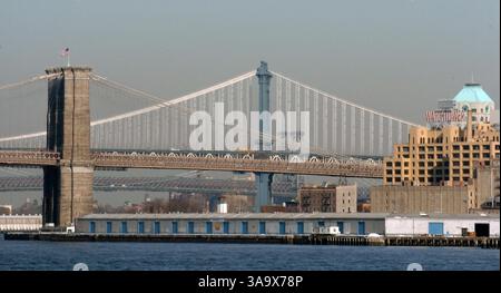Februar 2006; Governors Island, NY, USA; NEW YORK PAPERS. Die Brooklyn Bridge und Manhattan Bridge sowie die Brooklyn Waterfront von der Governors Island Ferry aus gesehen. Tour durch Governors Island als Bürgermeister Bloomberg kündigte die Aufforderung an, eine Anfrage für einen Vorschlag (RFP) zu stellen, um Governors Island, ein 172 Hektar großes Schutzgebiet im NY Harbor, neu zu entwickeln und zu erhalten. Der bekannte Architekt Santiago Calatrava stellte sein konzeptionelles Modell einer Gondelbahn vor, die Lower Manhattan, Brooklyn und Governors Island verbinden sollte. Obligatorischer Ausweis: Foto von Bryan Smith/ZUMA Press. (©) Copyright 2006 von Bryan Smith Stockfoto