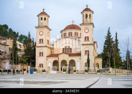 Berat, Albanien, 22. März 2025: Blick auf die Kathedrale Saint Demetrius in Berat, Albanien, auf den Sheshi Iliaz Vrioni Stadtplatz Stockfoto