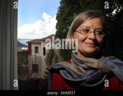 Berit Chemla (cq) steht in der Nähe ihres hinteren Fensters und das Haus blockiert ihre Sicht auf Mt. Tamalpias liegt am Mittwoch, 29. Dezember 2004, links in Kensington, Kalifornien. Der Verlust der Sicht führte zu einem Wertverlust von 100.000 Dollar für ihr Zuhause. (Dean Coppola/Contra Costa Times)/ZUMA Press Stockfoto