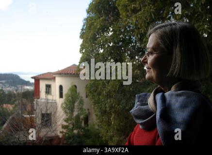 Berit Chemla (cq) steht in der Nähe ihres hinteren Fensters und das Haus blockiert ihre Sicht auf Mt. Tamalpias liegt am Mittwoch, 29. Dezember 2004, links in Kensington, Kalifornien. Der Verlust der Sicht führte zu einem Wertverlust von 100.000 Dollar für ihr Zuhause. (Dean Coppola/Contra Costa Times)/ZUMA Press Stockfoto