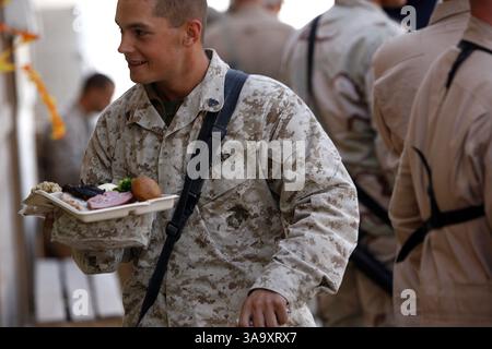 23. November 2006; Rawah, IRAK; Ein US-Marine mit dem 2. Light gepanzerten Aufklärungsbataillon in Camp Lejeune, N.C., sucht in der Chow Hall nach einem Sitzplatz, nachdem er seinen Teller für ein Thanksgiving-Essen im Combat Outpost Rawah, Irak, am 23. November 2006 geladen hat. Marines aus dem Bataillon haben in dieser Region der Provinz Al Anbar, 150 nordwestlich von Bagdad, Sicherheit geleistet, seit sie vor drei Monaten im Irak ankamen. Obligatorischer Credit: Foto von Nathaniel F. Sapp/US Marines/ZUMA Press. (©) Copyright 2006 von US Marines Stockfoto