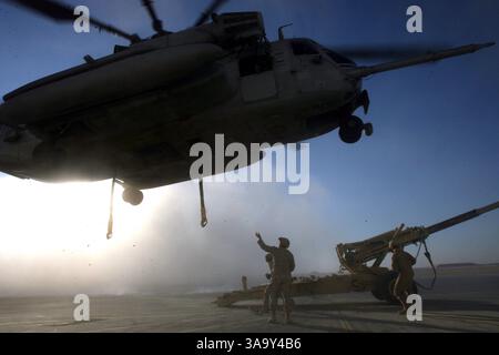 29. November 2006; Al Asad, IRAK; US-Marines mit Combat Logistics Battalion 1 Helicopter Support Team bereiten sich darauf vor, einen mittelgroßen Haubitzer M198 an einem sich nähernden CH-53 E Hubschrauber von der Marine Heavy Helicopter Squadron 465, 29. November 2006, in Al Asad, Irak anzubringen. Die Marines planen, die zusätzliche Feuerkraft zur Feuerunterstützung in der Provinz einzusetzen, wo das im Süden Kaliforniens ansässige Regimental Combat Team 7 mit synchronisierten Räumungsoperationen begann, um die Region von Aufständischen zu befreien. Obligatorischer Ausweis: Foto von Jim Goodwin/ZUMA Press. (©) Copyright 2006 von US MARINES Stockfoto