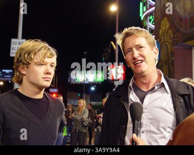 Dez. 2006; Hollywood, CA, USA; die Präsentation der weltweit ersten feuerspeienden Werbetafel für den Film „Eragon“ mit Star des Filmschauspielers EDWARD SPELEERS und dessen Regisseur STEFEN FANGMEIER. Obligatorischer Credit: Foto von Oliver Carnay/ZUMA Press. (©) Copyright 2006 von Oliver Carney Stockfoto