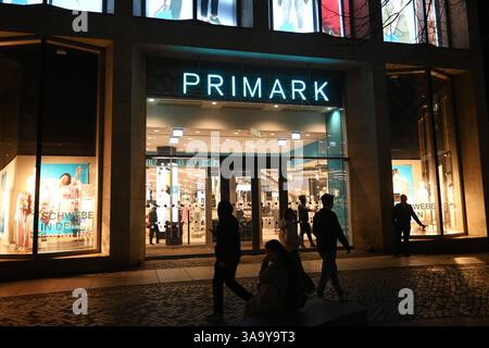 Primark in Leipzig. Primark ist ein international tätiger Textil-Discounter mit Hauptsitz in Dublin in der Republik Irland. In Primark-Filialen, die in der Regel mehrere Tausend Quadratmeter Verkaufsfläche bieten, werden Textilien, Schuhe und Accessoires für Damen, Herren und Kinder sowie Artikel für den Wohnbedarf und Kosmetik zu niedrigen Preisen verkauft *** Primark in Leipzig Primark ist ein internationaler Discounter-Bekleidungshändler mit Hauptsitz in Dublin in der Republik Irland Primark Stores, die in der Regel mehrere tausend Quadratmeter Verkaufsfläche anbieten, Textilien, Schuhe und andere Produkte verkaufen Stockfoto