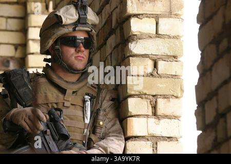 März 2006; Falludscha, IRAK; Ein US-Marine steht in einem verlassenen Haus in Falludschah, Irak, Wache. Marines der 1. Einheit, des 3. Zuges, des 2. Bataillons, des 6. Marine-Regiments, des Regimentskampfteams 5 nutzen das Haus als Patrouillenbasis, um zu operieren. Obligatorische Gutschrift: Foto von Adaecus G. Brooks/US Marine Corps/ZUMA Press. (©) Copyright 2006 by US Marine Corps Stockfoto