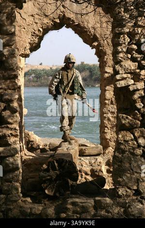 März 2006; Bagdad, IRAK; Marine-CPL ROBERT HOUSER durchsucht ein Aquädukt aus Stein nach Waffenzwischenräumen in Bagdad, Irak. Houser ist der Charlie Company zugeordnet, dem Kampfingenieur-Bataillon. Obligatorischer Ausweis: Foto von Michael R. McMaugh/US Marine Corps/ZUMA Press. (©) Copyright 2006 by US Marine Corps Stockfoto