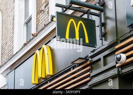 Schild und Logo über einem McDonalds Restaurant, London, Großbritannien Stockfoto
