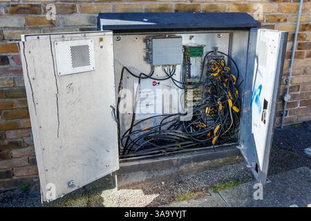 Ein Telekommunikations- und Breitbandschrank von Virgin Media mit offenen Türen, London, Großbritannien Stockfoto