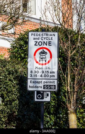 Verkehrsschild, das Kraftfahrzeuge in einer Schulstraße in Nord-London verbietet Stockfoto
