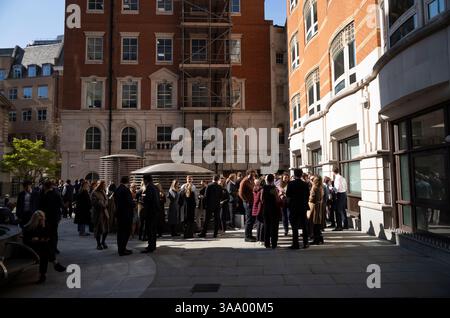 Die Mitarbeiter der City of London genießen ein geselliges Getränk vor dem George & Vulture im George Yard, City of London, England, Vereinigtes Königreich Stockfoto