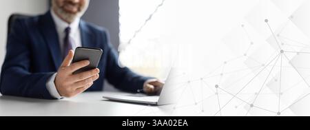 Lächelnd Reife Geschäftsmann Mit Smartphone Und Die Arbeit An Laptop In Modern Office Stockfoto