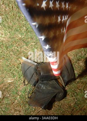 April 2005; Washington, DC, USA; Anti-Kriegs-Demonstranten zeigen Stiefel mit einer Flagge, um gegen die USA zu protestieren S Invasion des Irak. Obligatorischer Credit: Foto von Daniel Wilkinson/Daniel Wilkinson. (©) Copyright 2005 von Daniel Wilkinson Stockfoto