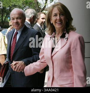 Juli 2006; Houston, TX, USA; (DATEIFOTO: exaktes Datum 04-03-2006) Enron-Gründer Kenneth Lay starb heute früh in Aspen, Colorado. Lay, 64, wartete auf die Verurteilung, nachdem er im Enron-Prozess im Mai wegen Verschwörung und Betrugs für schuldig befunden wurde. Im Bild: KENNETH LAY (links) und seine Frau LINDA (rechts) verlassen das Bob Casey Federal Court House während der Mittagspause am 33. Tag des Enron-Prozesses am 3. April 2006 in Houston, Texas. Obligatorischer Ausweis: Foto von James Nielsen/ZUMA Press. (©) Copyright 2006 von James Nielsen Stockfoto